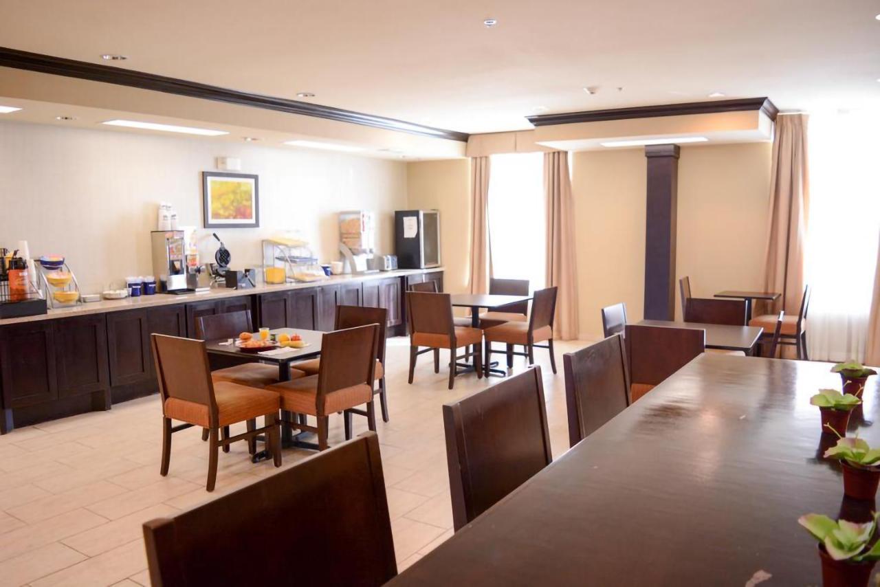 Coratel Inn & Suites By Jasper Cotulla Exterior photo